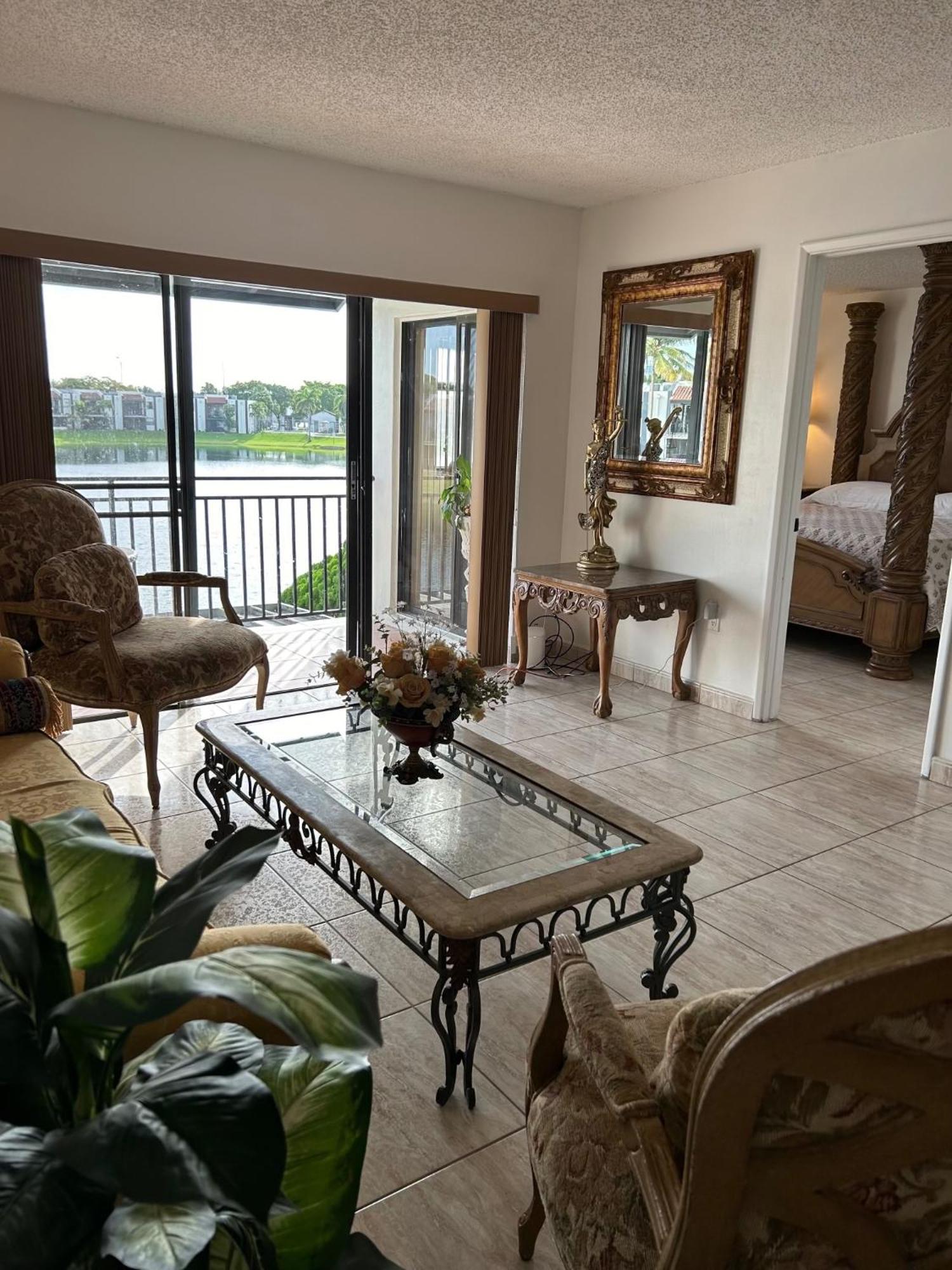 Beautiful Apartment With Very Elegant Colonial Decoration Tamiami Экстерьер фото
